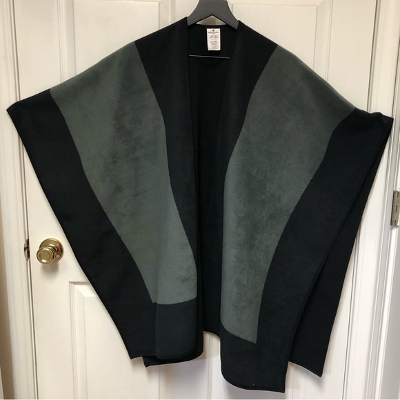 Woolrich Two-Tone Reversible Fleece Wrap - Picture 2 of 12